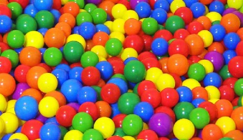 Bolas de plástico coloridas na grande piscina seca no centro de